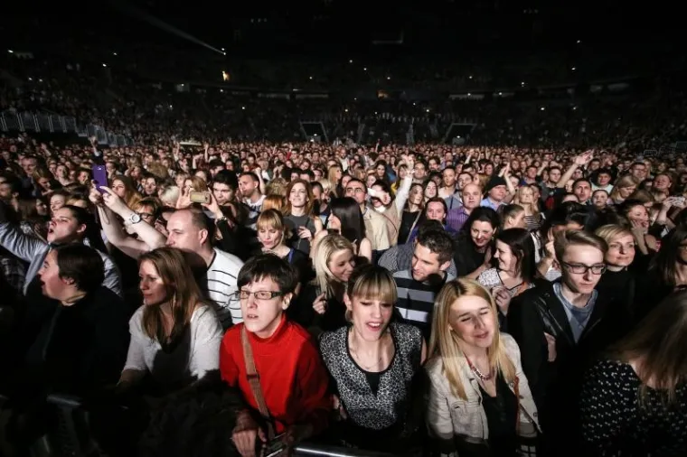 POGLEDAJTE &Scaron;TO JE ODJENULA: Maja &Scaron;uput povela frendice na Tonyjev koncert za Dan žena