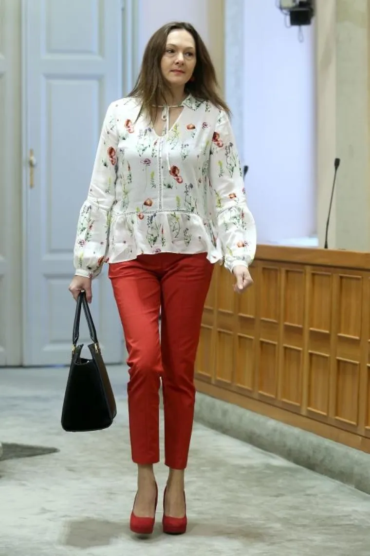 Zastupnica Mosta Ružica Vukovac u proljetnoj odjevnoj kombinaciji stigla je na sjednicu Sabora.
