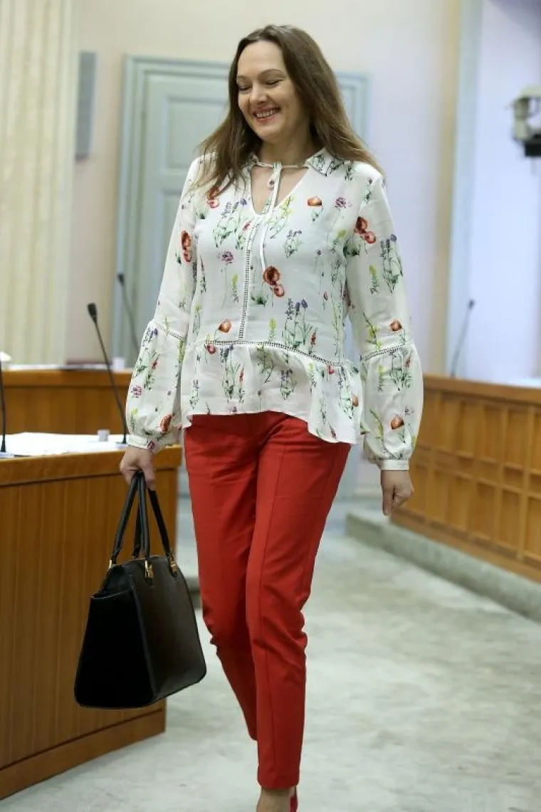 'JA SAM DJEVOJKA SA SELA': Poznata zastupnica Mosta Saborom prošetala u zanimljivoj kombinaciji