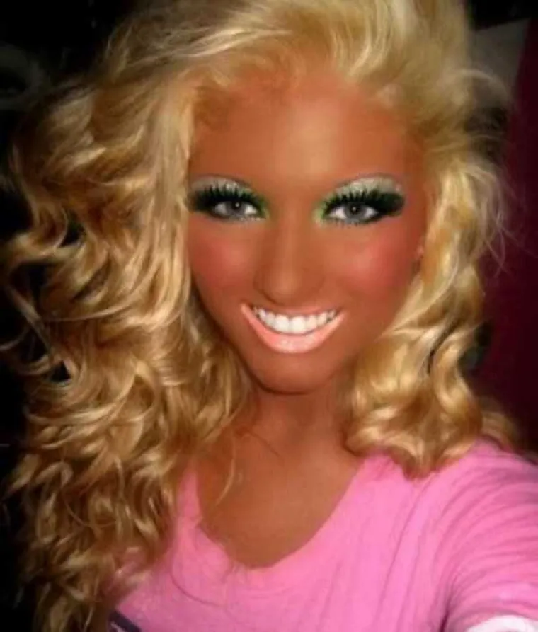 Postoje ljudi koji se ba&scaron; ne znaju &scaron;minkati i postoje ekstremni slučajevi koji kao da namjerno od sebe žele napraviti stra&scaron;ila. Takve smo okupili u galeriji.