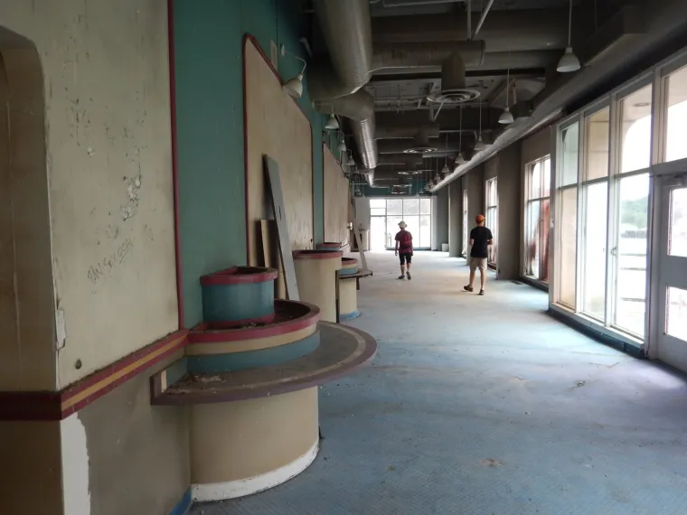 POTONUO U ZABORAV: Nekad popularni plutajući McDonald's danas izgleda stvarno jezivo