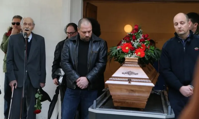 U krugu prijatelja na žrnovačkom groblju pokopana plesna koreografkinja Lepa Smoje. Lepa Smoje rođena 20. veljače 1920. u Zadru, kao Leposava Čatipović, teta Lepa će u kolektivnoj svijesti ostati zapamćena kao energična, dinamična i agilna voditeljica splitskog Mozaika, kroz kojeg su tijekom desetljeća duge karijere koju je obožavala, proplesala brojna poznata splitska lica, kao što su arhitekt Jerko Rošin, Severina, Jelena Rozga…