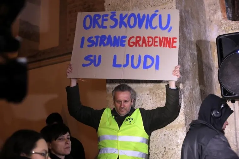 U petak iza 18 sati održan je prosvjed na Markovom trgu zbog zatvaranja tzv. Balkanske rute za migrante. Prosvjed 'Zatvaranje granica ubija' je održan u organizaciji udruge Are you Syrious. Prosvjednici su poručili da se protive odlukama o zatvaranju granica za izbjeglice jer se time, naglasili su, daje zeleno svjetlo krijumčarima i ugrožavanju ljudskih života.
