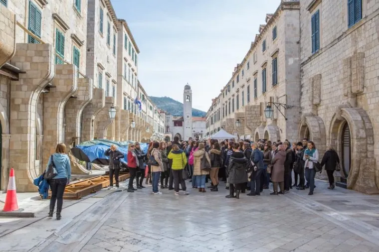 Turisti uživaju u šetnji Stradunom koji je u znaku 'Star Warsa'.