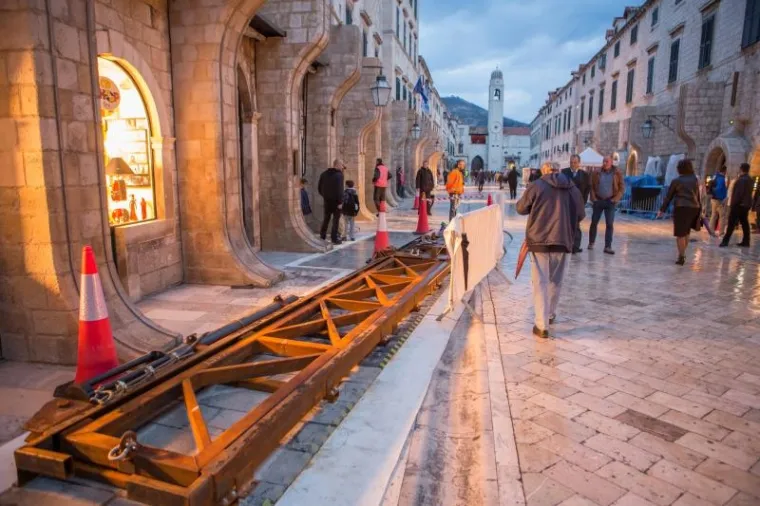 PROBLEMI U DUBROVNIKU: Letjelica iz 'Star Warsa' se zabila u stup i odlomila ga