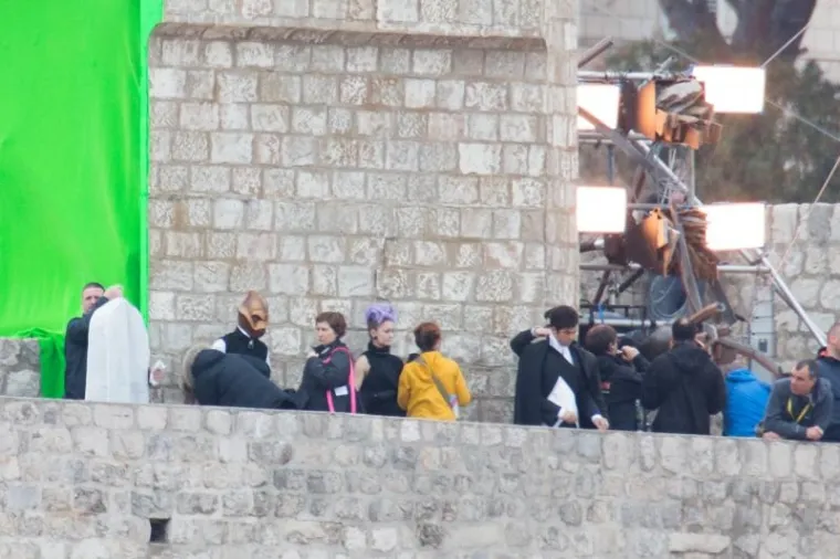 U scenama koje se snimaju u Dubrovniku glavnu junakinju zamjenjuje kaskaderka.