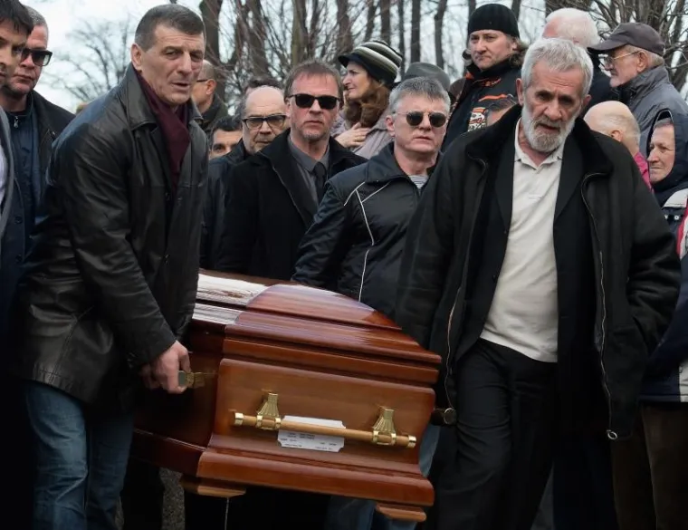 Tisuće ljudi ispratile velikog Dragana Nikolića na posljednji počinak