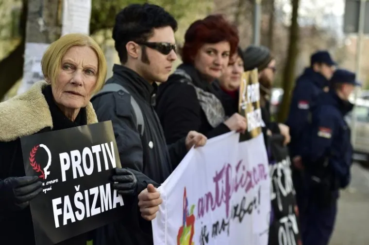 Na Vi&scaron;em sudu u Beogradu saslu&scaron;avanjem svjedoka je nastavljen postupak pravne rehabilitacije Milana Nedića, predsjednika pronacističke Vlade Srbije za vrijeme okupacije u Drugom svjetskom ratu. Pod nadzorom policije prista&scaron;e i protivnici rehabilitacije Nedića skandiraju i razmjenjuju uvrede.