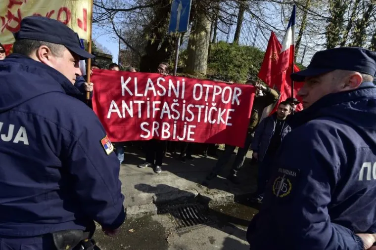 Na Vi&scaron;em sudu u Beogradu saslu&scaron;avanjem svjedoka je nastavljen postupak pravne rehabilitacije Milana Nedića, predsjednika pronacističke Vlade Srbije za vrijeme okupacije u Drugom svjetskom ratu. Pod nadzorom policije prista&scaron;e i protivnici rehabilitacije Nedića skandiraju i razmjenjuju uvrede.