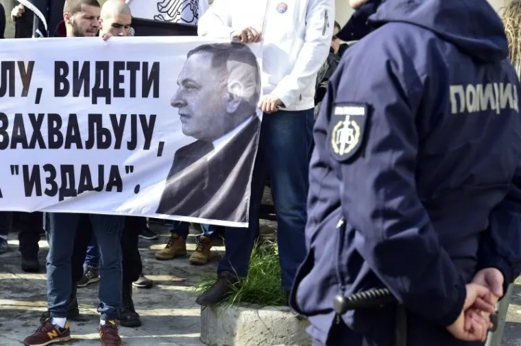 Na Vi&scaron;em sudu u Beogradu saslu&scaron;avanjem svjedoka je nastavljen postupak pravne rehabilitacije Milana Nedića, predsjednika pronacističke Vlade Srbije za vrijeme okupacije u Drugom svjetskom ratu. Pod nadzorom policije prista&scaron;e i protivnici rehabilitacije Nedića skandiraju i razmjenjuju uvrede.