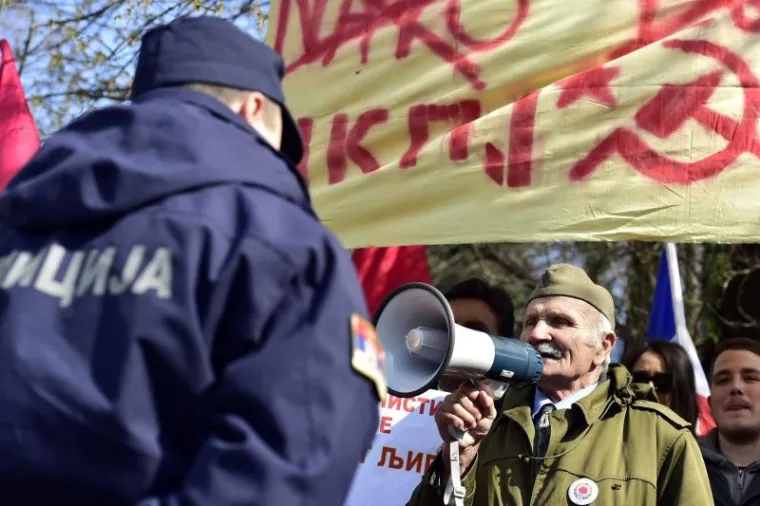 Na Vi&scaron;em sudu u Beogradu saslu&scaron;avanjem svjedoka je nastavljen postupak pravne rehabilitacije Milana Nedića, predsjednika pronacističke Vlade Srbije za vrijeme okupacije u Drugom svjetskom ratu. Pod nadzorom policije prista&scaron;e i protivnici rehabilitacije Nedića skandiraju i razmjenjuju uvrede.
