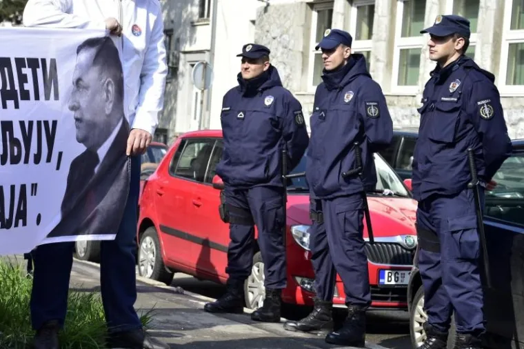 Na Vi&scaron;em sudu u Beogradu saslu&scaron;avanjem svjedoka je nastavljen postupak pravne rehabilitacije Milana Nedića, predsjednika pronacističke Vlade Srbije za vrijeme okupacije u Drugom svjetskom ratu. Pod nadzorom policije prista&scaron;e i protivnici rehabilitacije Nedića skandiraju i razmjenjuju uvrede.