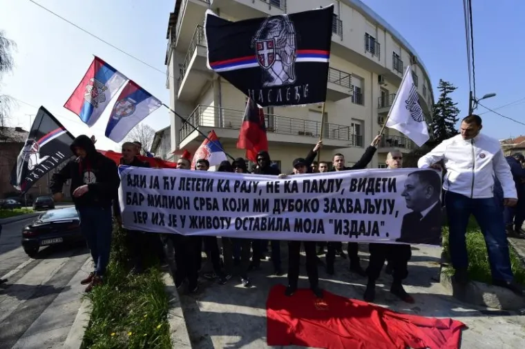 Na Vi&scaron;em sudu u Beogradu saslu&scaron;avanjem svjedoka je nastavljen postupak pravne rehabilitacije Milana Nedića, predsjednika pronacističke Vlade Srbije za vrijeme okupacije u Drugom svjetskom ratu. Pod nadzorom policije prista&scaron;e i protivnici rehabilitacije Nedića skandiraju i razmjenjuju uvrede.