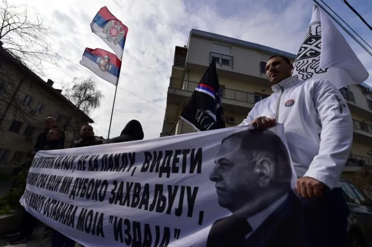 Na Vi&scaron;em sudu u Beogradu saslu&scaron;avanjem svjedoka je nastavljen postupak pravne rehabilitacije Milana Nedića, predsjednika pronacističke Vlade Srbije za vrijeme okupacije u Drugom svjetskom ratu. Pod nadzorom policije prista&scaron;e i protivnici rehabilitacije Nedića skandiraju i razmjenjuju uvrede.