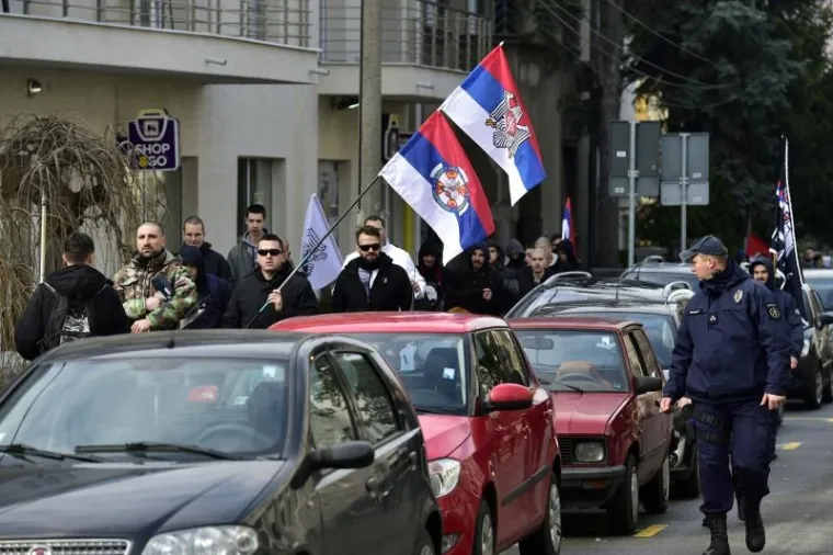 Na Vi&scaron;em sudu u Beogradu saslu&scaron;avanjem svjedoka je nastavljen postupak pravne rehabilitacije Milana Nedića, predsjednika pronacističke Vlade Srbije za vrijeme okupacije u Drugom svjetskom ratu. Pod nadzorom policije prista&scaron;e i protivnici rehabilitacije Nedića skandiraju i razmjenjuju uvrede.