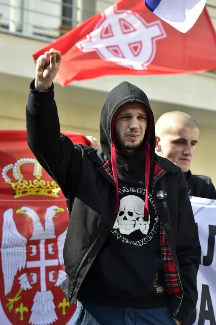 Na Vi&scaron;em sudu u Beogradu saslu&scaron;avanjem svjedoka je nastavljen postupak pravne rehabilitacije Milana Nedića, predsjednika pronacističke Vlade Srbije za vrijeme okupacije u Drugom svjetskom ratu. Pod nadzorom policije prista&scaron;e i protivnici rehabilitacije Nedića skandiraju i razmjenjuju uvrede.