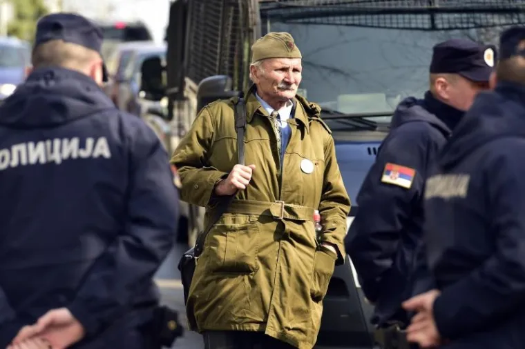 Na Vi&scaron;em sudu u Beogradu saslu&scaron;avanjem svjedoka je nastavljen postupak pravne rehabilitacije Milana Nedića, predsjednika pronacističke Vlade Srbije za vrijeme okupacije u Drugom svjetskom ratu. Pod nadzorom policije prista&scaron;e i protivnici rehabilitacije Nedića skandiraju i razmjenjuju uvrede.