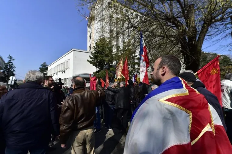 Na Vi&scaron;em sudu u Beogradu saslu&scaron;avanjem svjedoka je nastavljen postupak pravne rehabilitacije Milana Nedića, predsjednika pronacističke Vlade Srbije za vrijeme okupacije u Drugom svjetskom ratu. Pod nadzorom policije prista&scaron;e i protivnici rehabilitacije Nedića skandiraju i razmjenjuju uvrede.