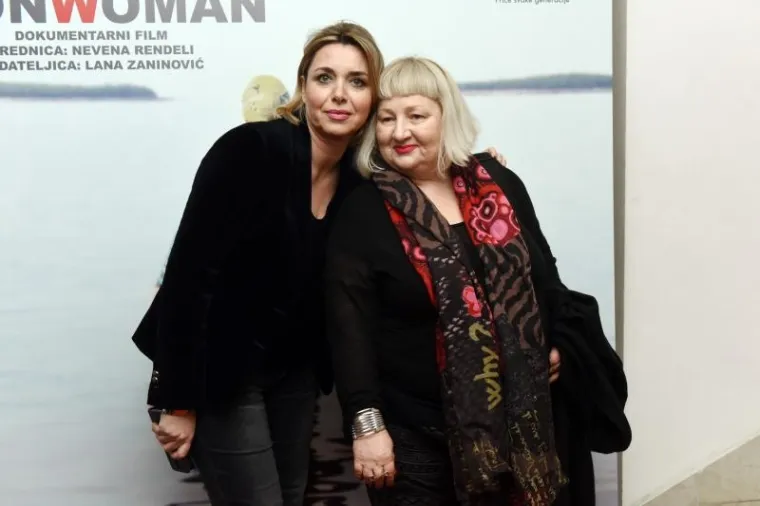 KAKVE SU TO SANDALE?! Nevena Rendeli privlačila pozornost u prozirnoj haljini