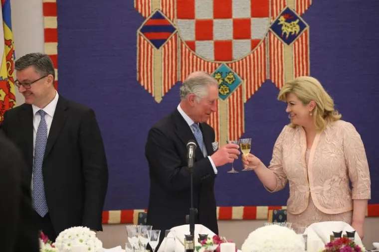 Njihove kraljevske visosti princ od Walesa i vojvotkinja od Cornwalla na svečanoj večeri njima u čast u Uredu predsjednice. Uzvanici na večeri predstavnici su šire društvene zajednice, uključujući političke, religijske, umjetničke, znanstvene i poslovne.