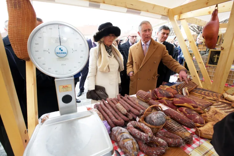 Prinčevski par u Osijeku uživao u domaćim mesnim delicijama i vinu