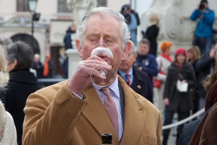Prinčevski par u Osijeku uživao u domaćim mesnim delicijama i vinu