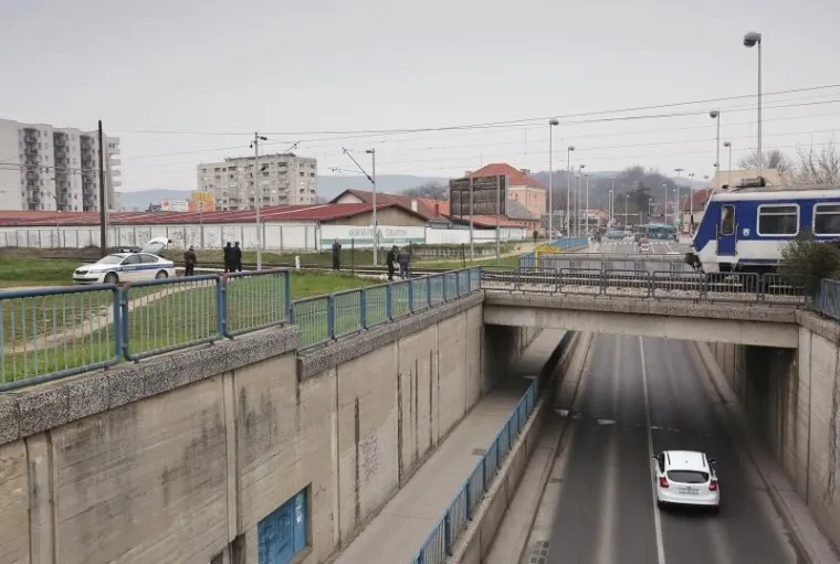 U ranojutarnjim satima na pješaka je naletio vlak na neoznačenom željezničkom prijelazu preko pruge u ulici Oranice.