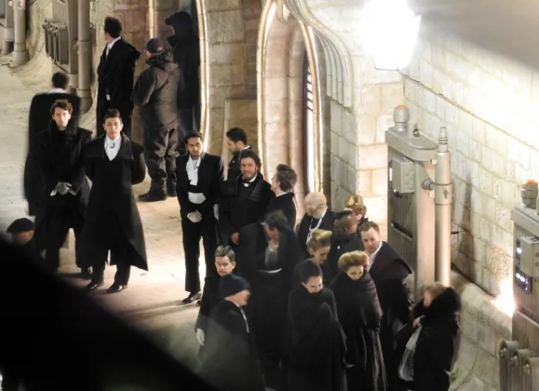 Ekskluziven fotografije prikazuju snimanje scene na kojoj su vidljivi brojni likovi.