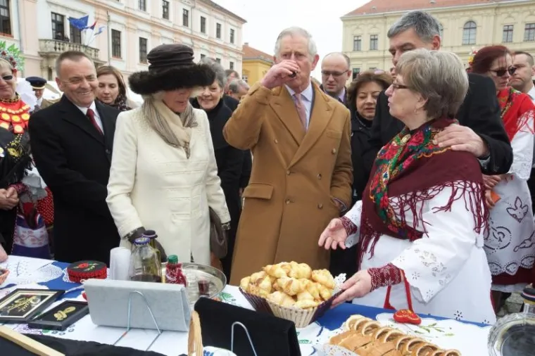 POSJET OSIJEKU: Princ Charles i Camilla prošetali centrom grada i Tvrđom