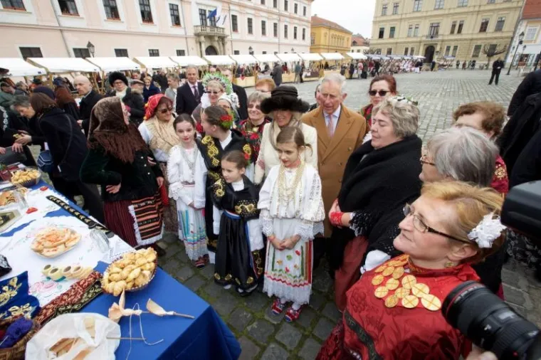 POSJET OSIJEKU: Princ Charles i Camilla pro&scaron;etali centrom grada i Tvrđom