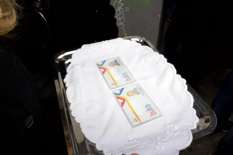 Naravno, dobili su i kartu za prijevoz.