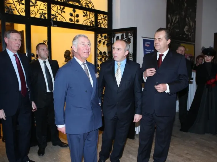 Princ Charles, direktor British Councila Conor Snowden, ravnatelj Muzeja za umjetnost i obrt Miroslav Ga&scaron;parović