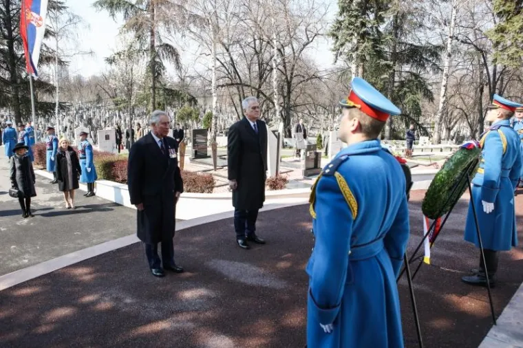 Njihove kraljevske visosti posjetili su i Spomen-kriptu branitelja Beograda na Novom groblju te položili vijence.