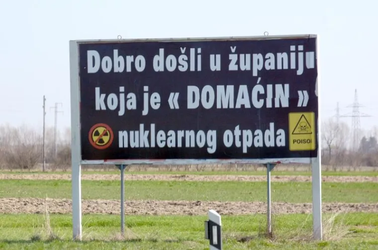 Protivnici odlaganja nuklearnog otpada na Trgovskoj gori kod Dvora na Uni uz državnu cestu Sisak-Zagreb postavili su više jumbo plakata kojima izražavaju svoje nezadovoljstvo tom idejom.