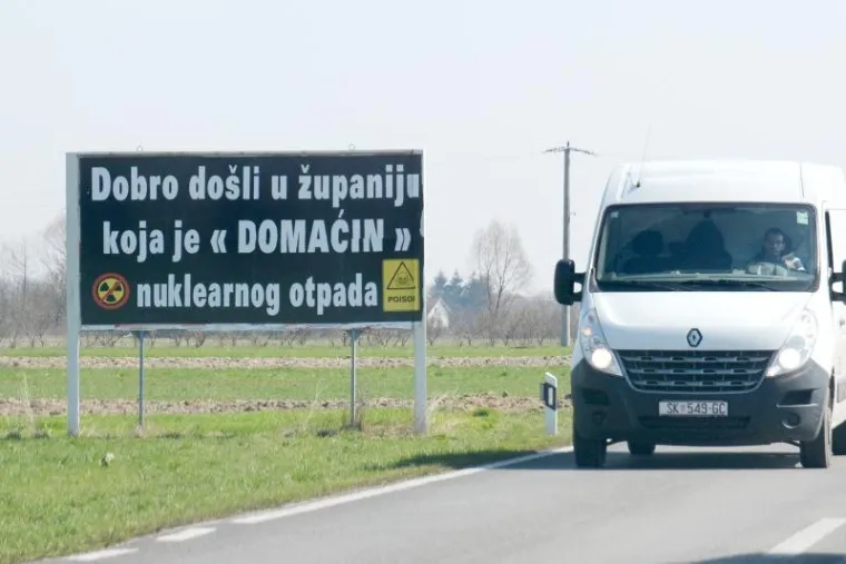 PLAKATI S MRTVAČKIM GLAVAMA: 'Dobrodošli u županiju koja je domaćin nuklearnog otpada'