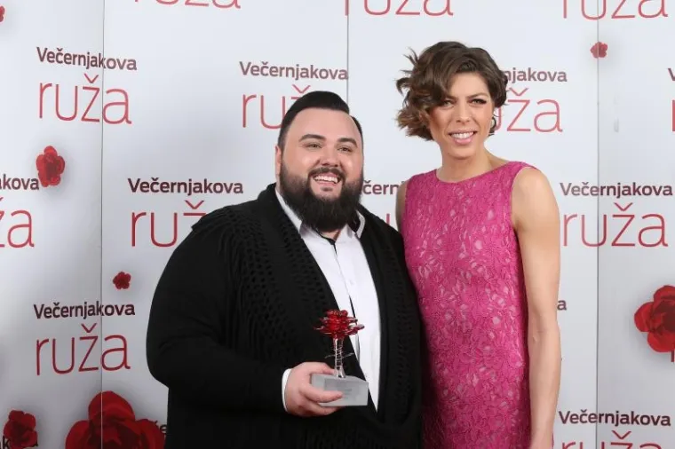 Jacques Houdek i Blanka Vla&scaron;ić pro&scaron;etali cu se crvenim tepihom 'Večernjakove ruže'
