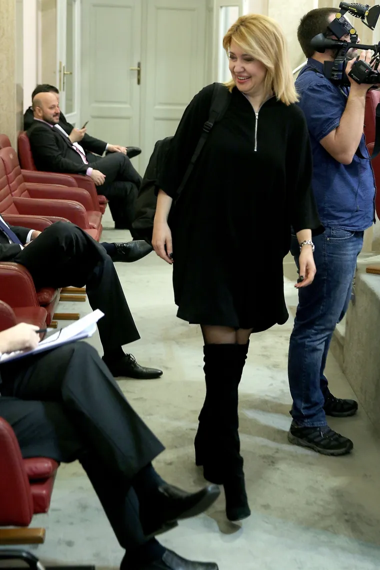 Sabor kao modna pista: Milanka Opačić u kratkoj crnoj haljinici privukla čak i Marasovu pažnju