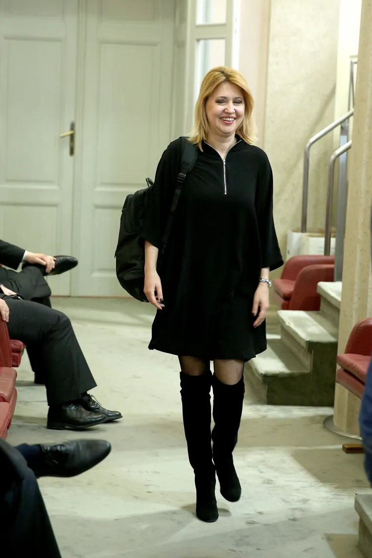 Sabor kao modna pista: Milanka Opačić u kratkoj crnoj haljinici privukla čak i Marasovu pažnju