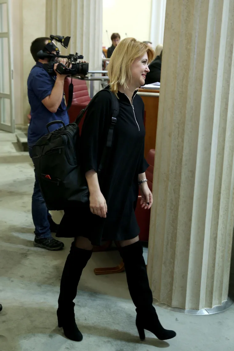 Sabor kao modna pista: Milanka Opačić u kratkoj crnoj haljinici privukla čak i Marasovu pažnju