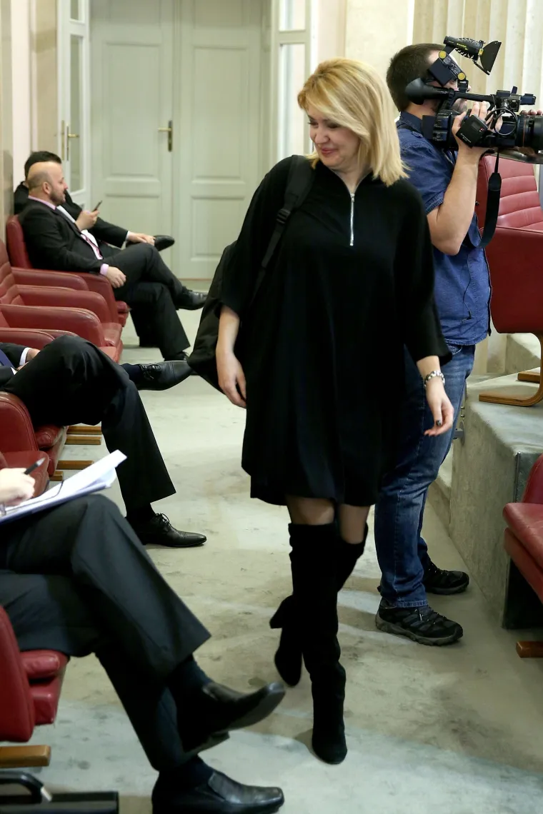 Sabor kao modna pista: Milanka Opačić u kratkoj crnoj haljinici privukla čak i Marasovu pažnju