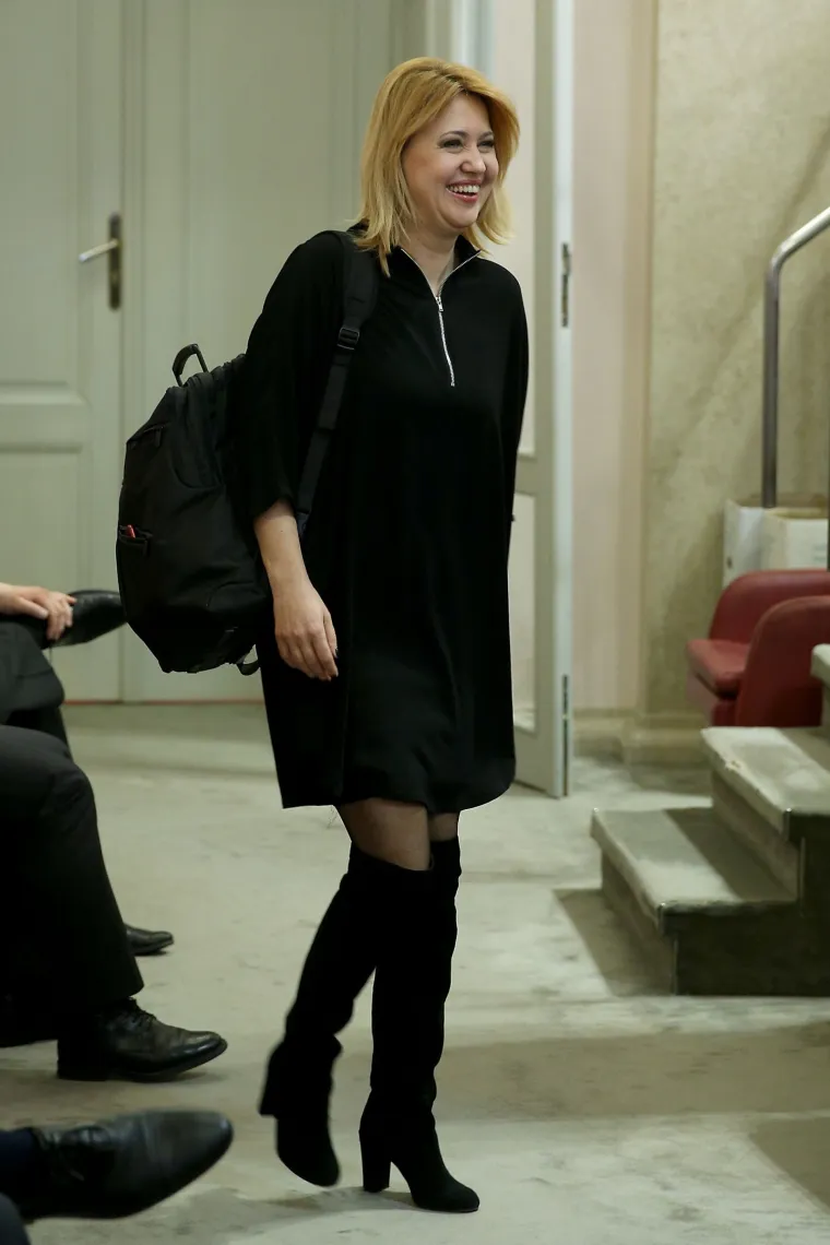 Sabor kao modna pista: Milanka Opačić u kratkoj crnoj haljinici privukla čak i Marasovu pažnju