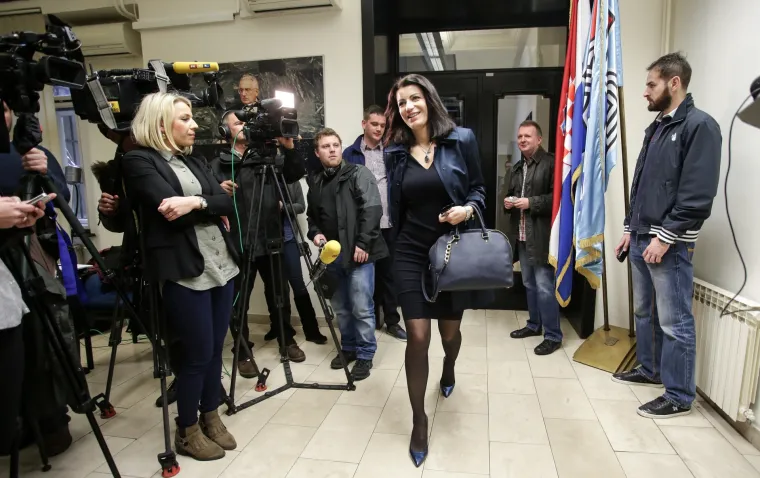 Sabor kao modna pista: Milanka Opačić u kratkoj crnoj haljinici privukla čak i Marasovu pažnju