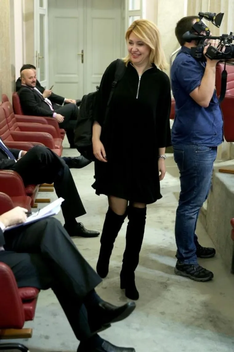 Svi su gledali u njezinu crnu kombinaciju i visoke čizme