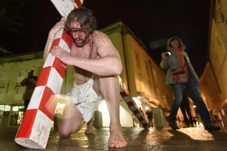 Zadarski performer Enio Meštrović. za veliki tjedan hodao je centrom grada odijeven kao Isus.