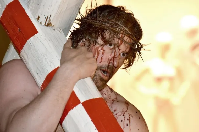 NOSIO KRIŽ SA HRVATSKOM ŠAHOVNICOM Hodao Zadrom i vikao: 'Oprosti im Bože, ne znaju što čine ni jedni ni drugi'