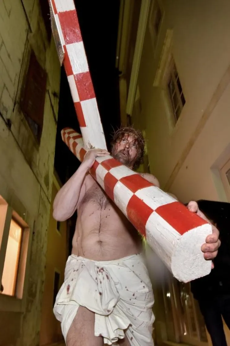 NOSIO KRIŽ SA HRVATSKOM ŠAHOVNICOM Hodao Zadrom i vikao: 'Oprosti im Bože, ne znaju što čine ni jedni ni drugi'