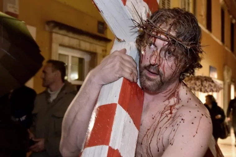 NOSIO KRIŽ SA HRVATSKOM ŠAHOVNICOM Hodao Zadrom i vikao: 'Oprosti im Bože, ne znaju što čine ni jedni ni drugi'