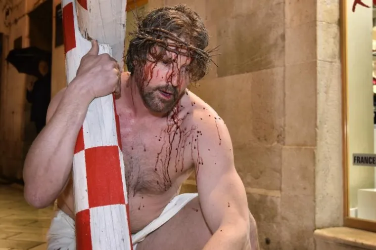 NOSIO KRIŽ SA HRVATSKOM ŠAHOVNICOM Hodao Zadrom i vikao: 'Oprosti im Bože, ne znaju što čine ni jedni ni drugi'