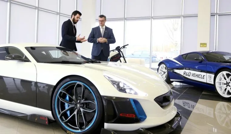 Premijer RH Tihomir Ore&scaron;ković posjetio je tvornicu Rimac automobili. Mate Rimac, osnivač i vlasnik tvrtke pokazao je premijeru tvornicu te ga upoznao sa planovima za investiranje stranih partnera u Hrvatsku.