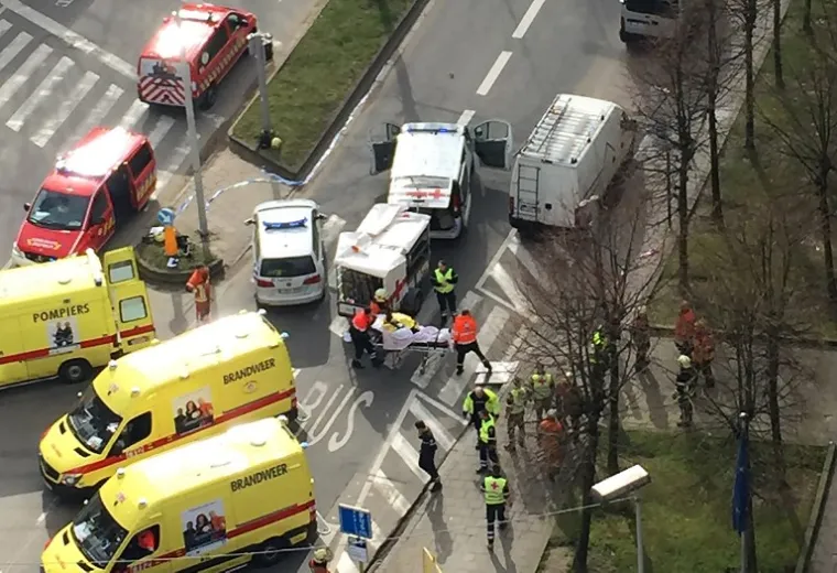Spasioci evakuiraju ranjenike iz postaje Maalbeek, smještene u blizini EU institucija.